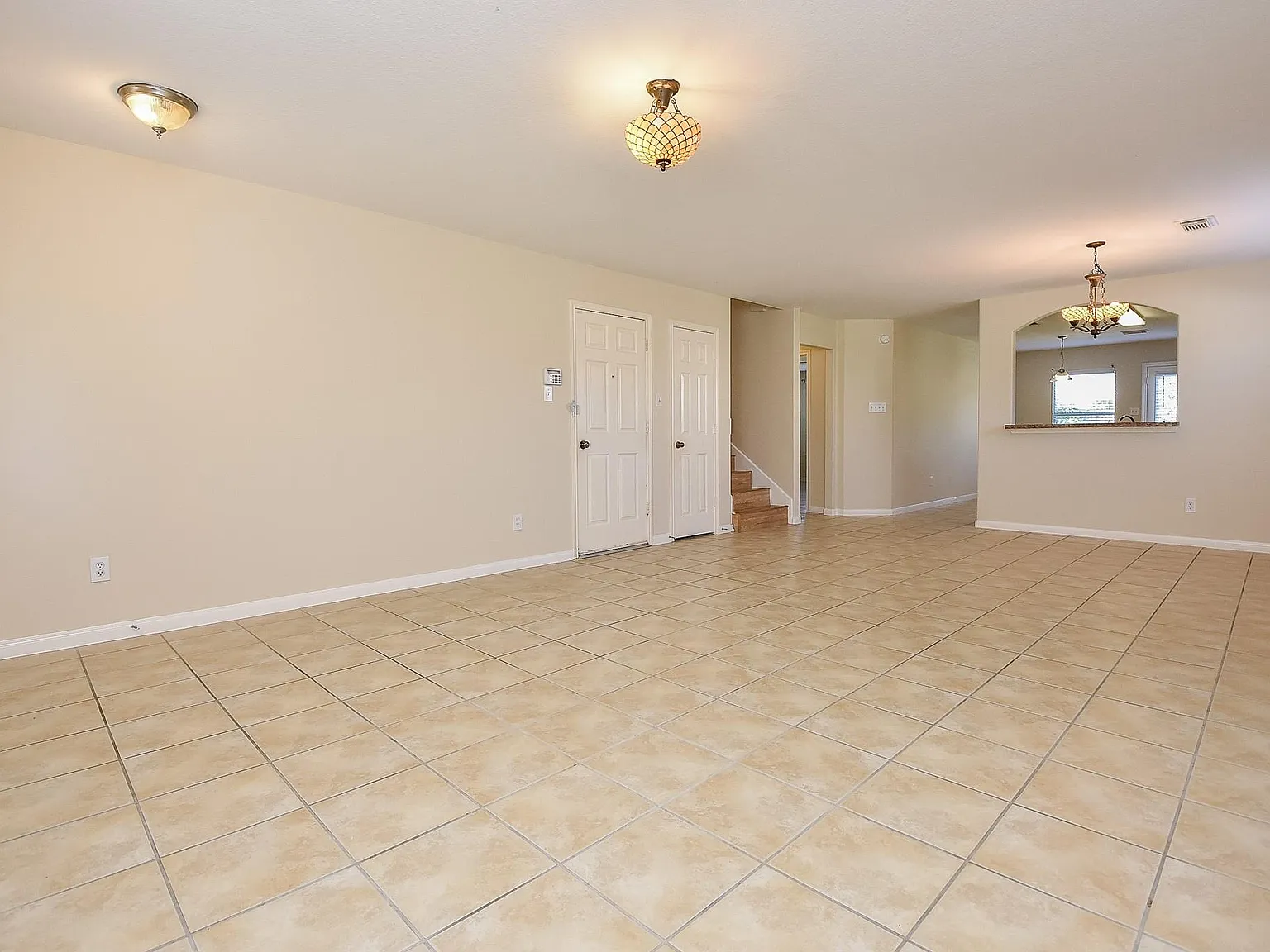 4 bed, 2.5 bath, 2830 sqft, $2,200 — Photo 3