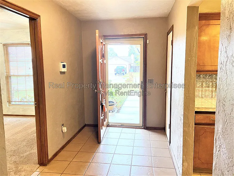 204 W 10th St — Photo 6