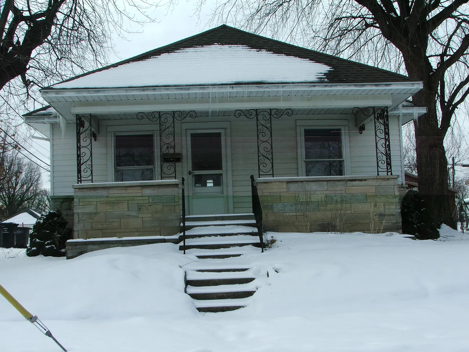 613 W State St photo 1