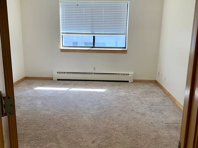 311 Kenwood Apartments — Photo 18