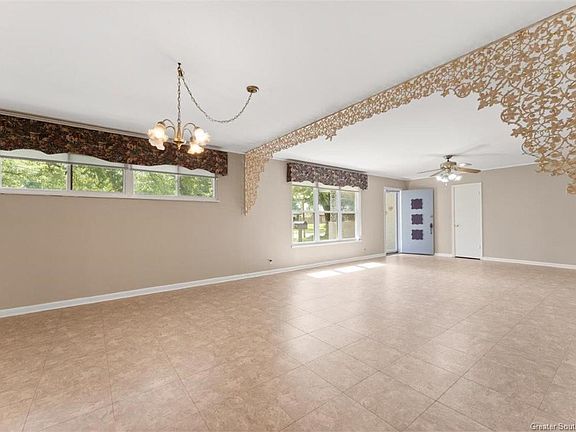 3rd image of 220 Windsor St