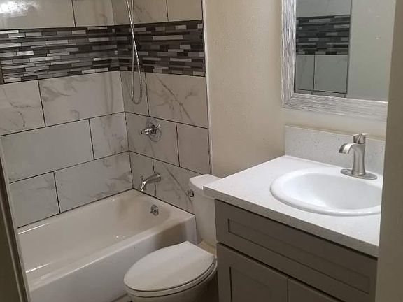 3rd image of 526 N Oxford Ave APT 4