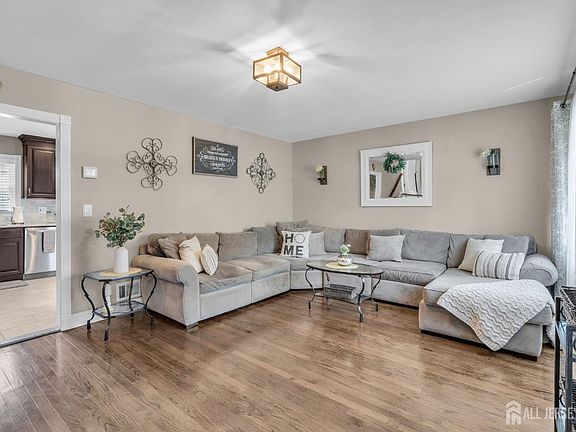 5th image of 507 Thompson Pl