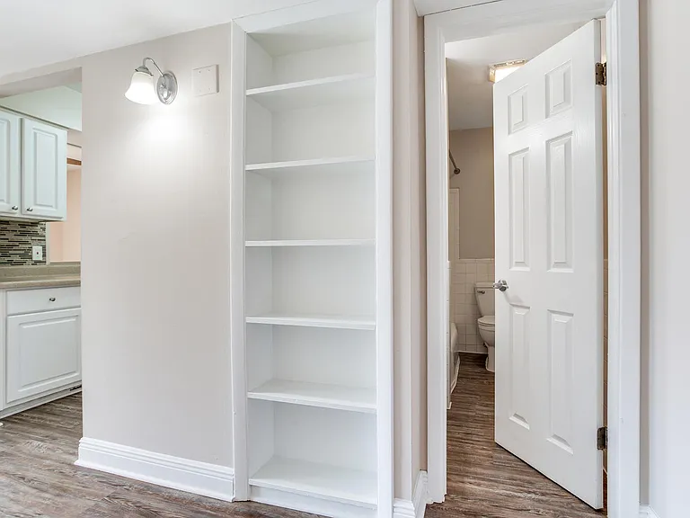 Chateau Apartments — Photo 9