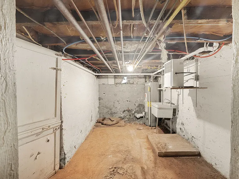 958 Queen St — Photo 36