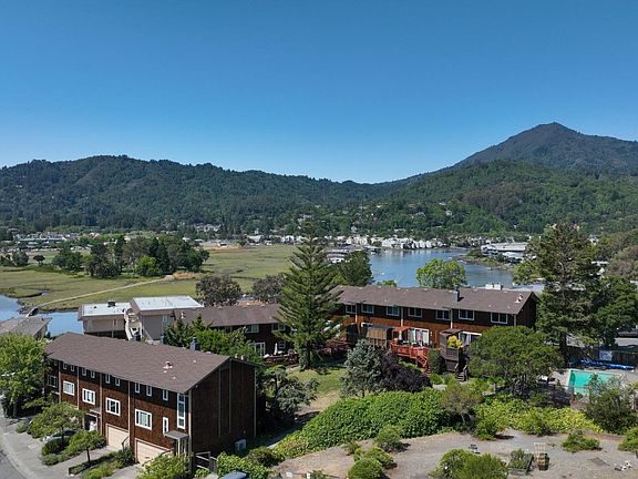 2nd image of 7 Lower Via Casitas