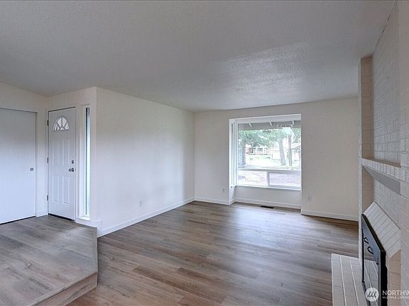 4th image of 10423 108 Street Ct SW