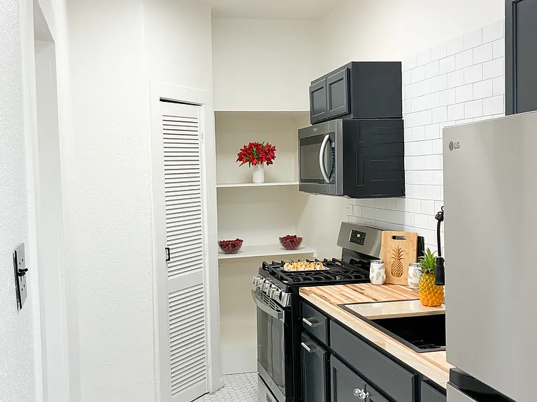 416 E Dewey Pl #6 — Photo 2
