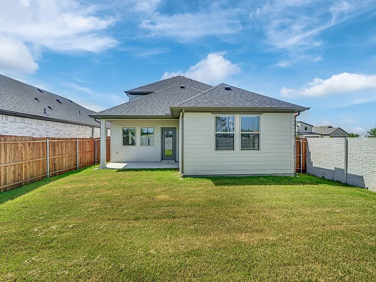 305 Millwood Ln — Photo 32