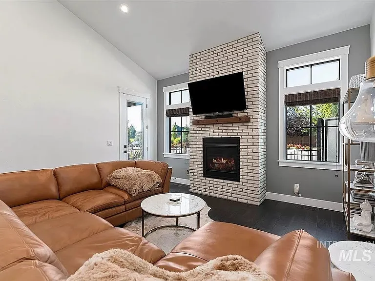 4194 W Lovegood Ln — Photo 2