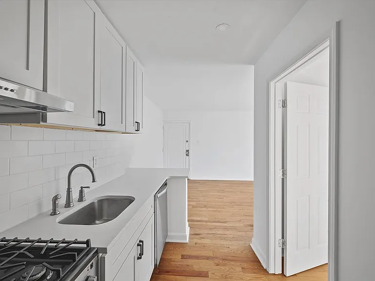 Colonial Terrace — Photo 16