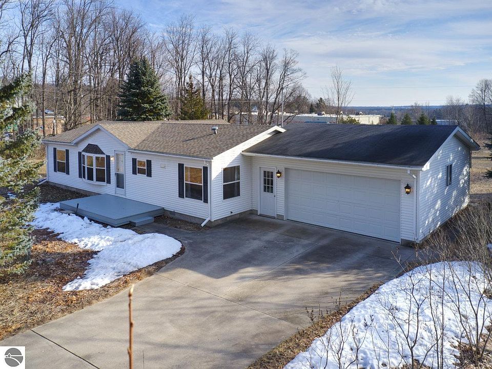 6897 River St, Benzonia, MI 49616 Zillow