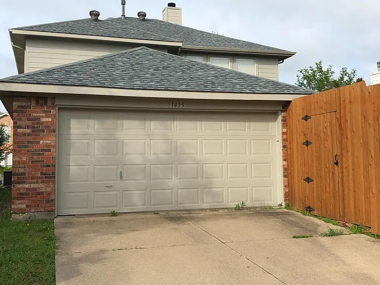 1415 Vanderbilt Ln — Photo 2