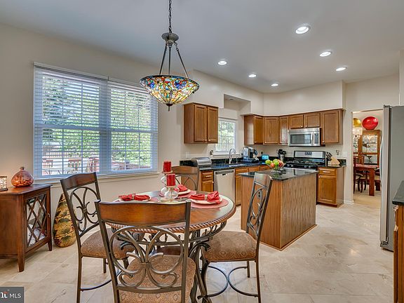 4th image of 31 Westhampton Ct