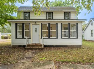 811 Edward St, Henry, IL 61537
