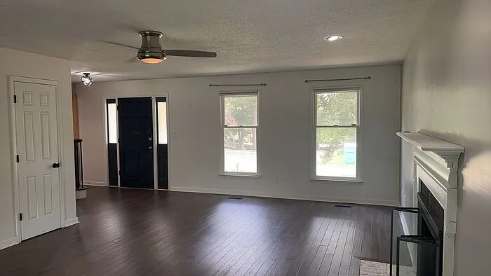 3 bed, 3.0 bath, 2218 sqft, $2,500 — Photo 2