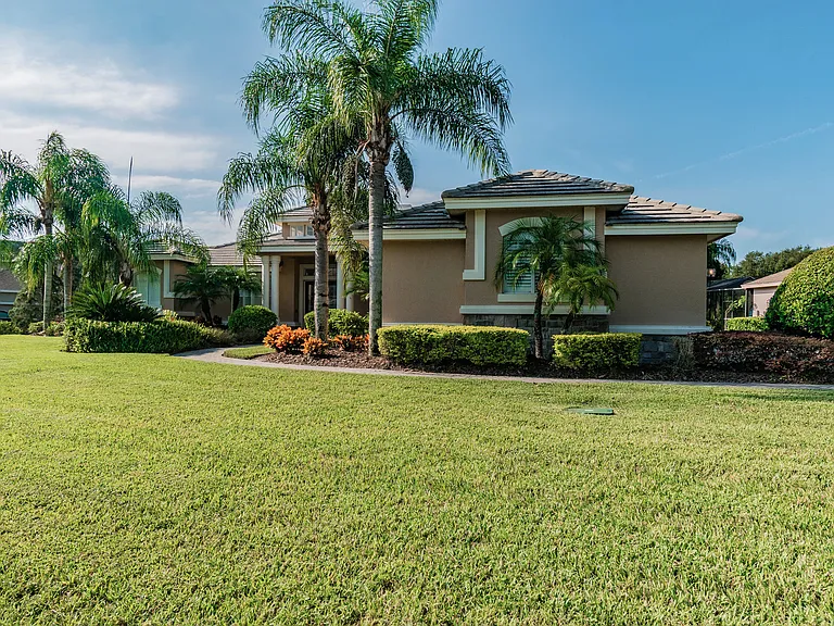 1107 Oxbridge Dr — Photo 3