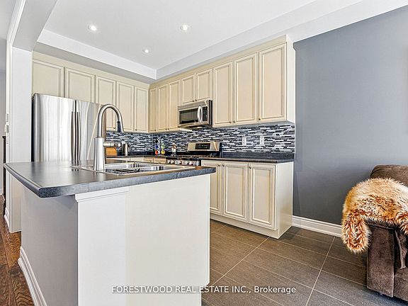 4th image of 634 Sweetwater Cres