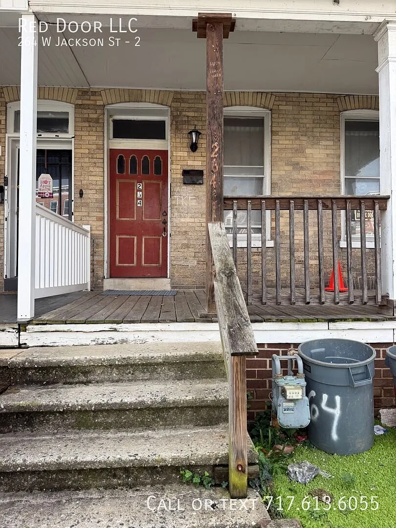 3 Bedroom Second Floor Apartment in York! — Photo 1
