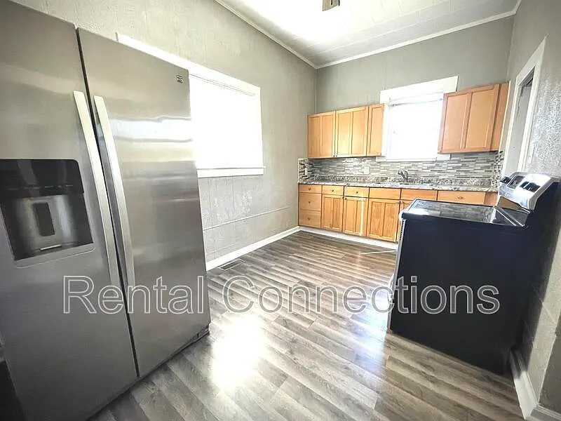 2 bed, 1.0 bath, $1,100 — Photo 3
