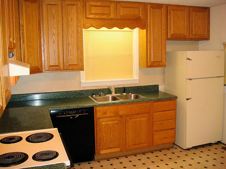 1208 Courtland Dr — Photo 7