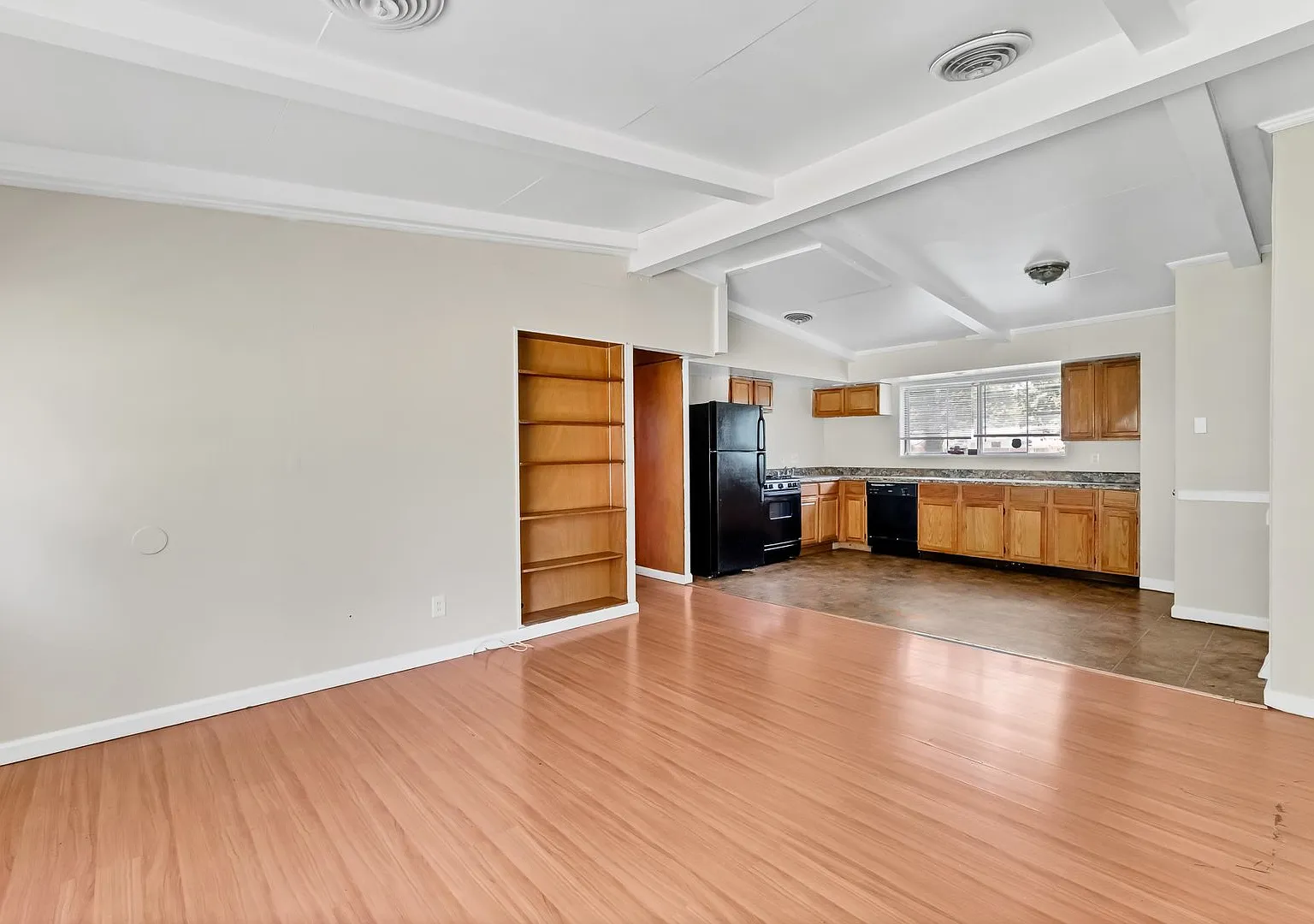 Spacious 3 Bdrm Single Family Home Available for move in! — Photo 4