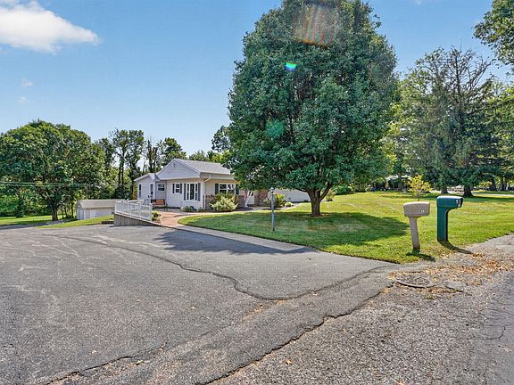 4th image of 39 Lambert Dr