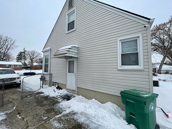 4th image of 28102 Maplewood St