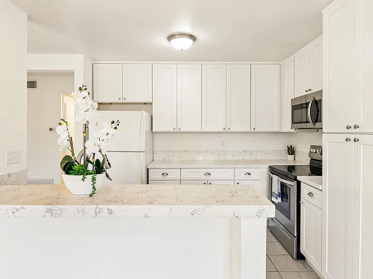 450 W Vermont Ave — Photo 11
