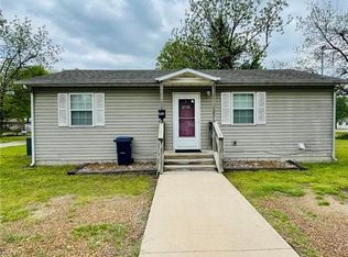 212 N 3rd Ave, Columbus, KS 66725