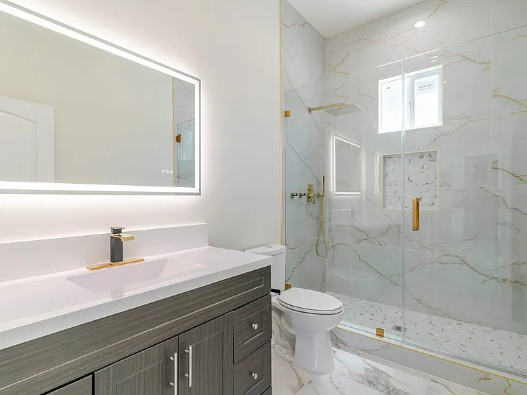 10656 Nassau Ave — Photo 12