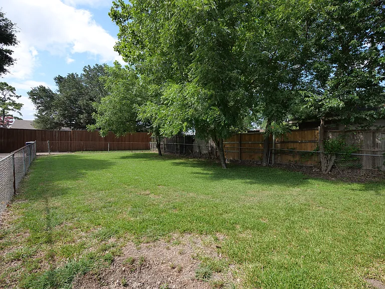 3401 Meadow Oaks Dr — Photo 18
