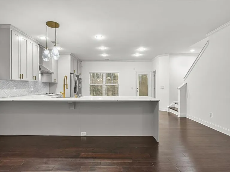 702 Barberry Dr — Photo 7