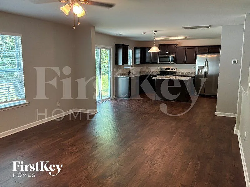 4 bed, 2.5 bath, 3100 sqft, $2,660 — Photo 4