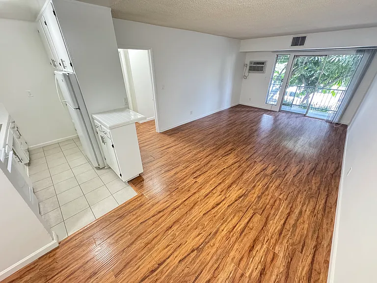 1150 N Normandie — Photo 24