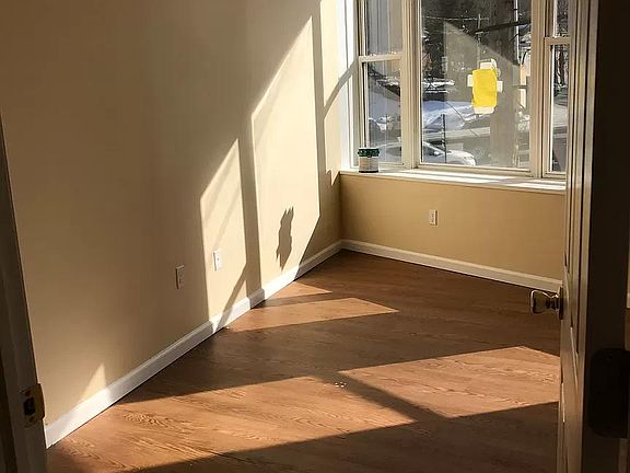 4th image of 475 Ashford Ave #1