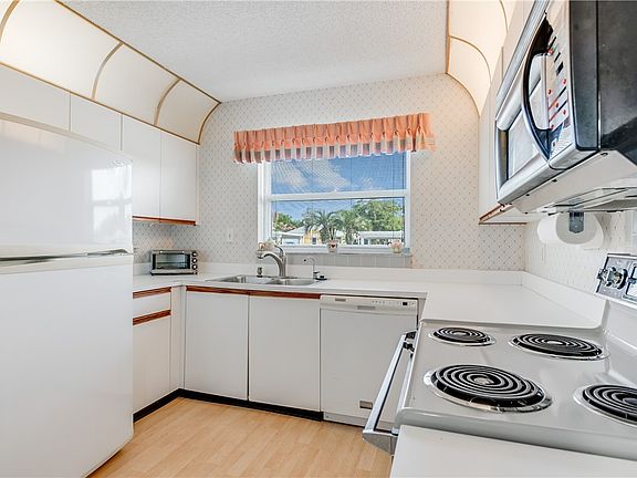5th image of 361 N Grove Isle Cir #361
