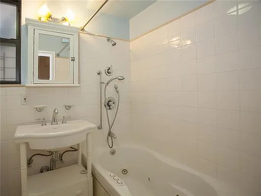 Sold by Avenue Sotheby's International Realty | media 29