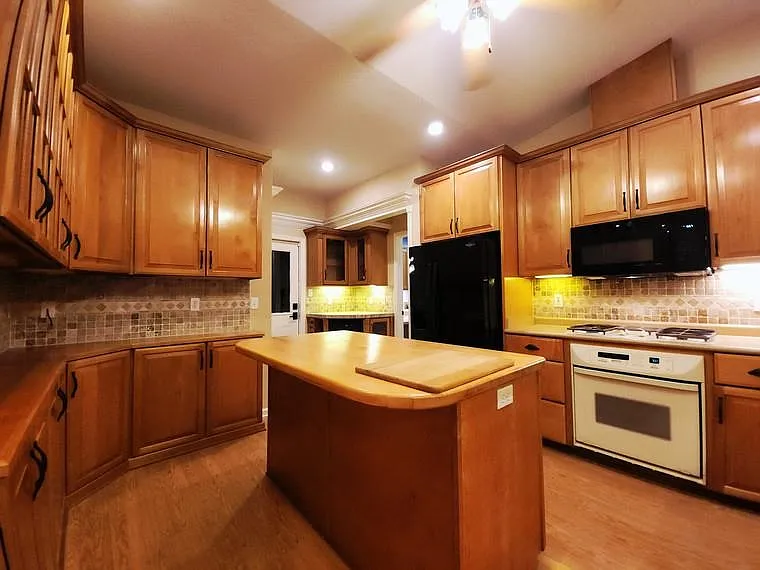 3 bed, 1884 sqft, $2,500 — Photo 2