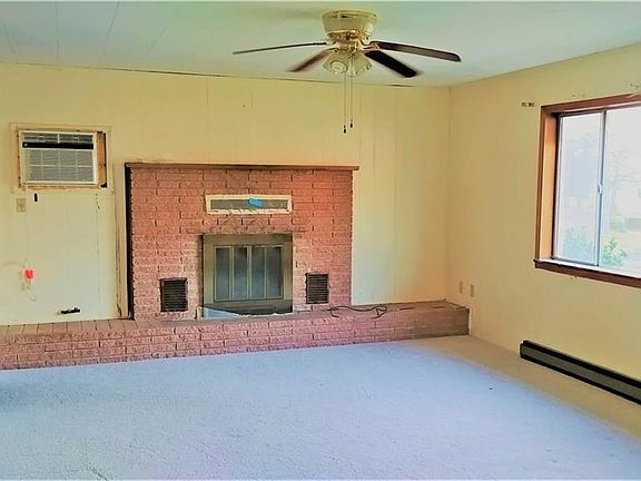 3rd image of 1899 Hillcrest Cir