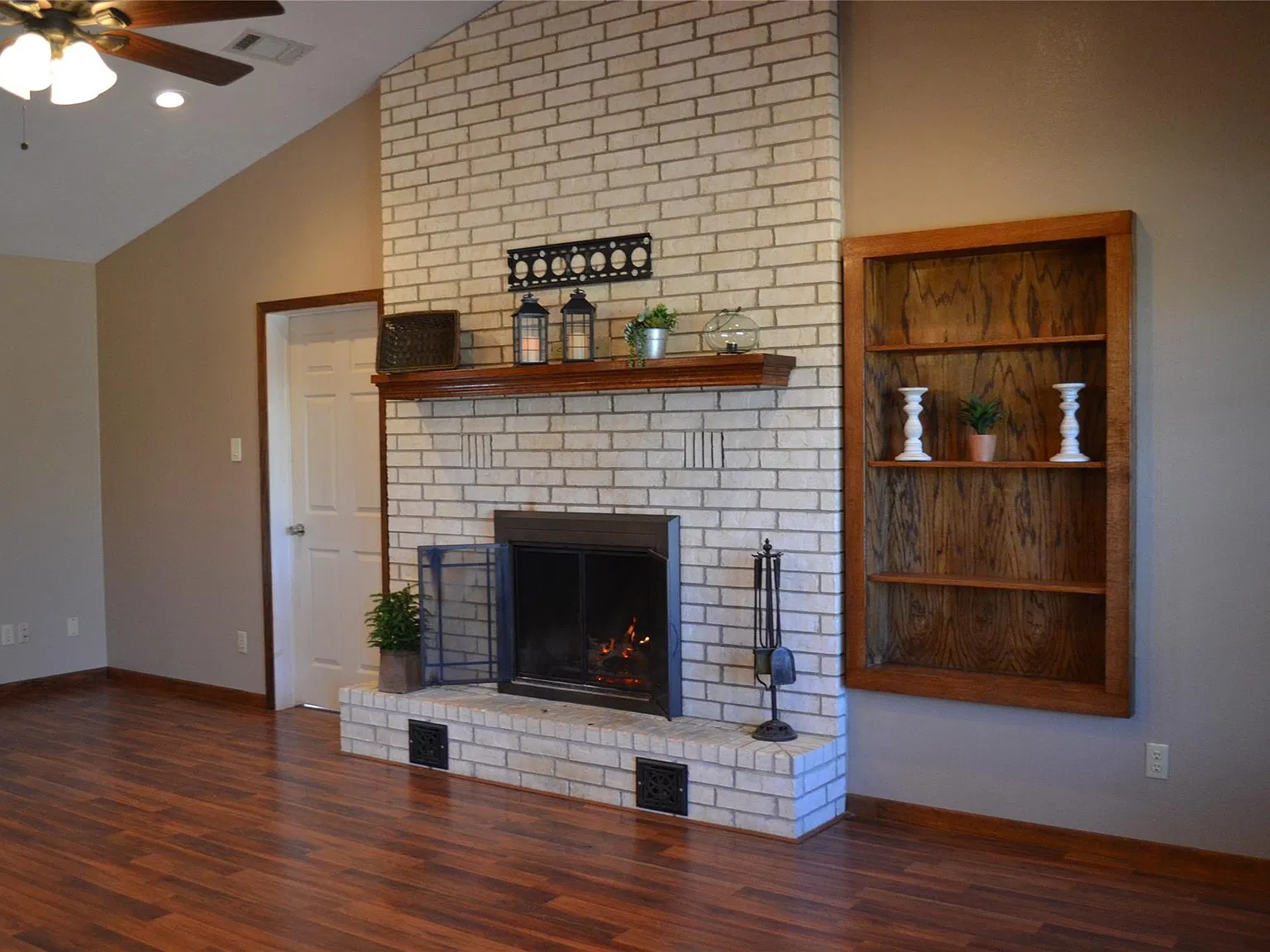 4 bed, 2.0 bath, 2038 sqft, $2,500 — Photo 3