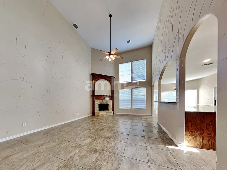 404 Roundrock Ln — Photo 7