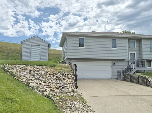 1312 7th St NE, Minot, ND 58703