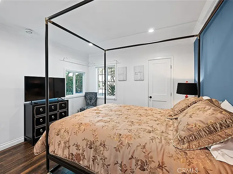 20852 Kittridge St — Photo 32