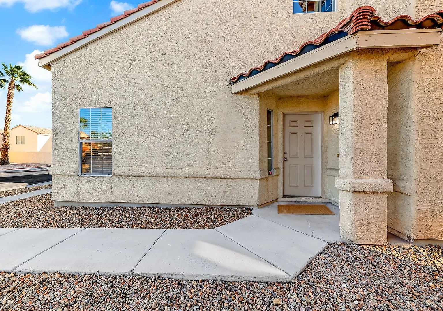 Remodeled, two story, 5 bedroom, 2 1/2 bath, 2 car — Photo 3