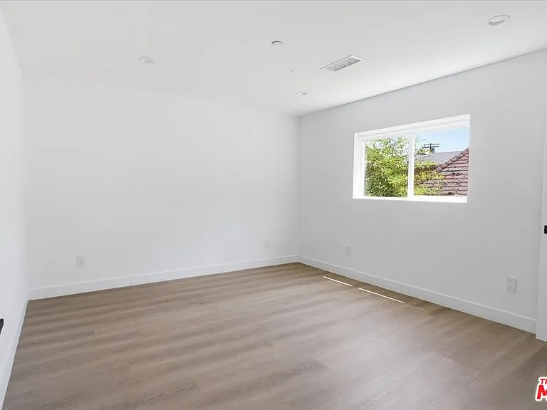 14167 Calvert St — Photo 13