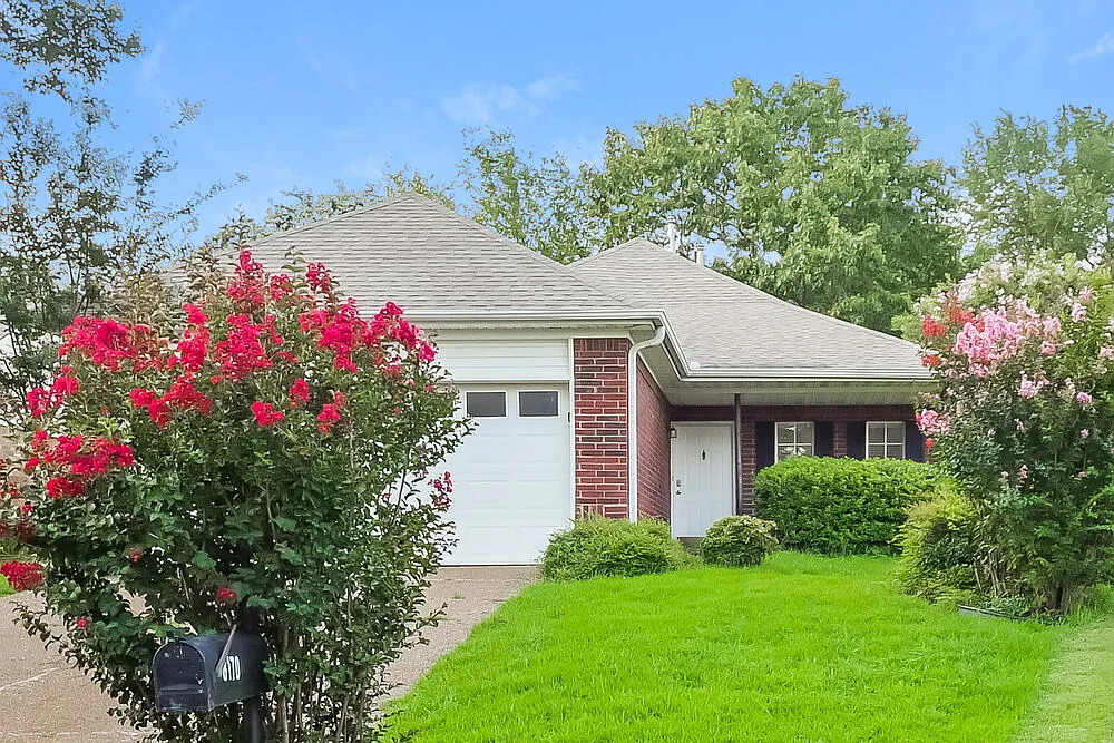 3 bed, 2.0 bath, 1396 sqft, $1,665 — Photo 1