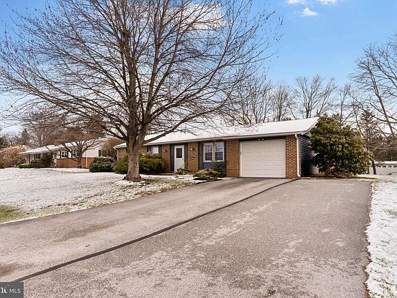 2nd image of 897 Emily Dr