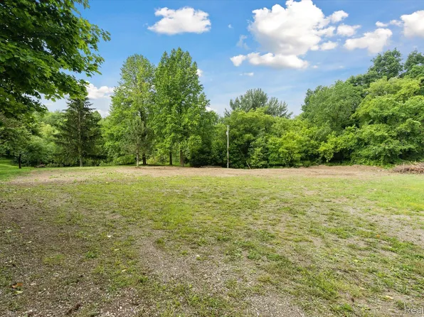 2627 Lakeville Rd, Oxford, MI 48370