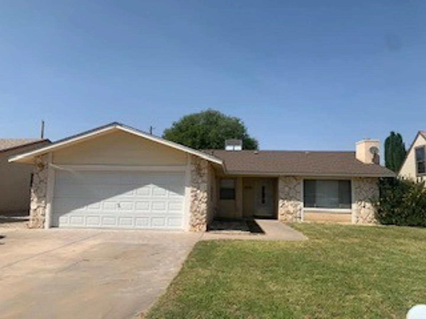 Awesome 4 Bedroom, 2 Bath — Photo 2